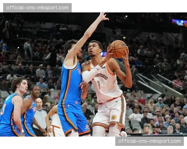 焦点瞬间:霍姆格伦与文班亚马在篮下的直接攻防对决 焦点瞬间:霍姆格伦与文班亚马在篮下的直接攻防对决