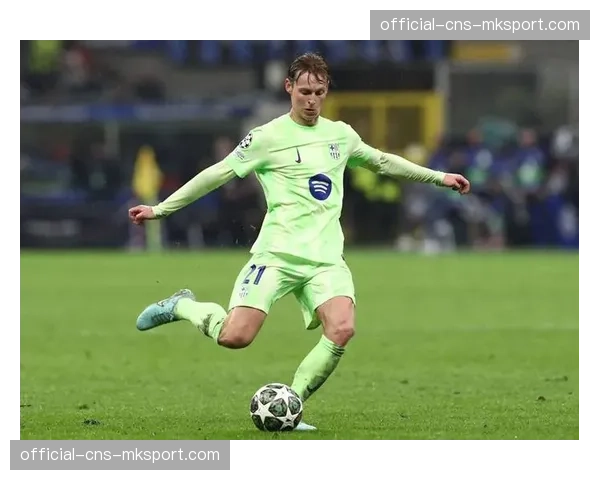 巴萨官方宣布与队内中场核心完成续约，其被视为传控体系新基石