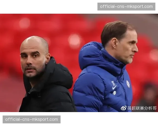 场边:瓜迪奥拉与图赫尔在场边进行激烈战术交流 场边:瓜迪奥拉与图赫尔在场边进行激烈战术交流